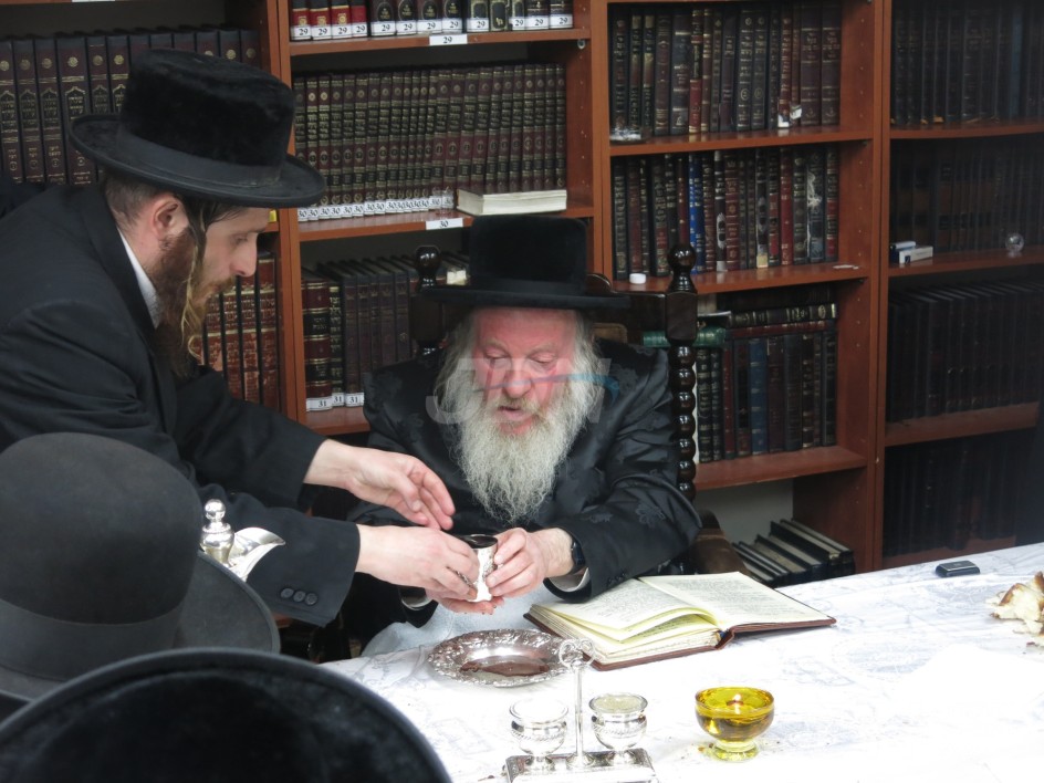 ככלות השלושים: כ"ק הרה"צ רבי ראובן אלטר בידערמאן שליט"א אויפגענומען אלס אדמו"ר מלעלוב, למלא מקום אביו כ"ק אדמו"ר מהרי"ד מלעלוב זצ"ל