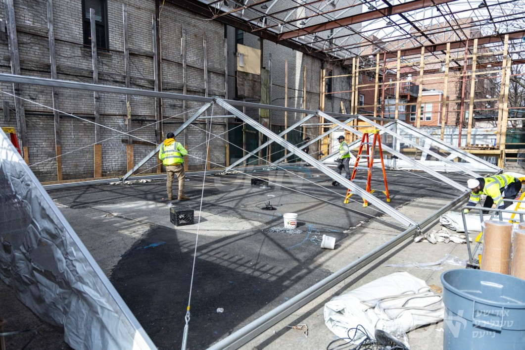 רענטעסטיק פארטי רענטל פירמע שטעלט אויף א שאטער נעבן ביהמ"ד מונקאטש לצורת אפית מצות מצוה