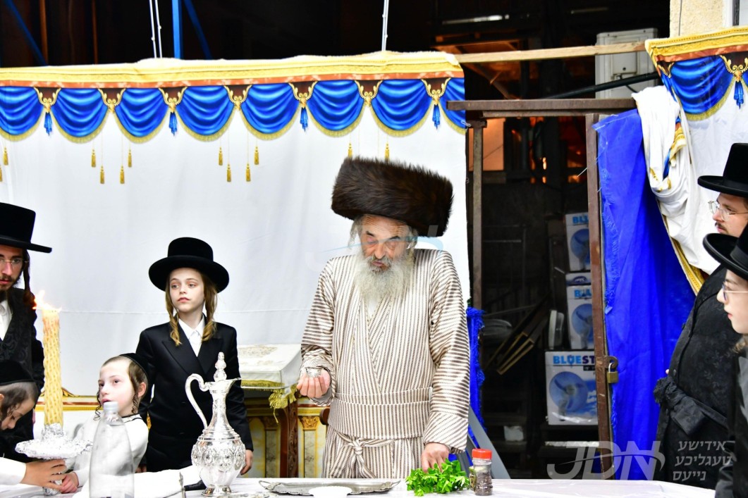 סוכות אין חצר הקודש לעלוב