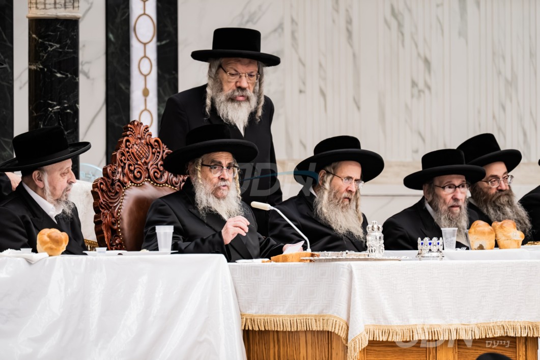 דברות קודש פון האדמו"ר מסאטמאר ביים צענטראלן יארצייט טיש פון אביו הרה"ק בעל ברך משה מסאטמאר זצ"ל, איבער פרישע דעוועלאפמענטס פאר תושבי ניו יארק אין שטאט מאנטיסעלא