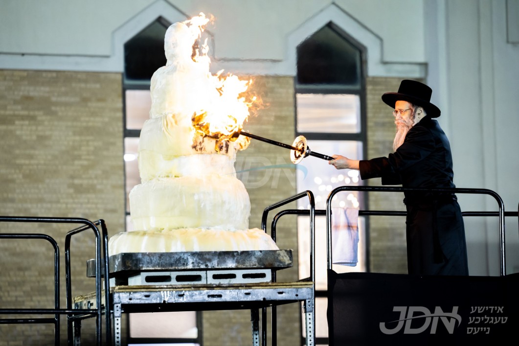 גאב"ד סאטמאר מאנסי ביים הדלקה ל"ג בעומר