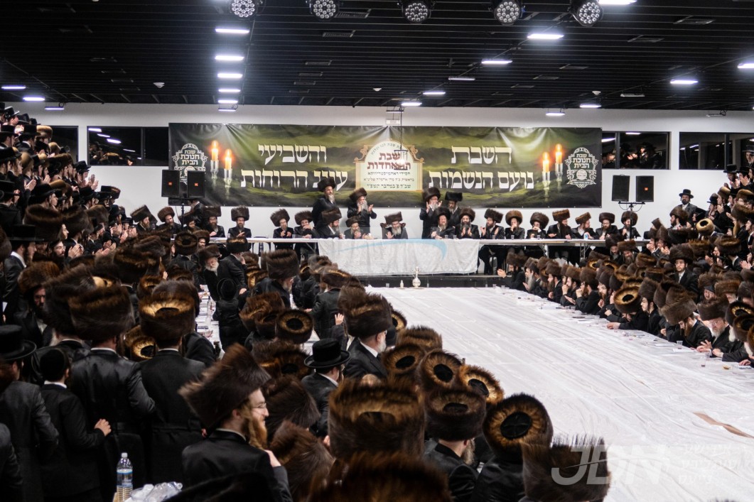 טויזענטער חסידי ראחמיסטריווקא מיטגעהאלטן געהויבענער שבת "חנוכת הבית" פאר די נייע יונגל קעמפ "מחנה אהל יצחק ראחמיסטריווקא" אין שפיץ פון האדמו"ר מראחמיסטריווקא