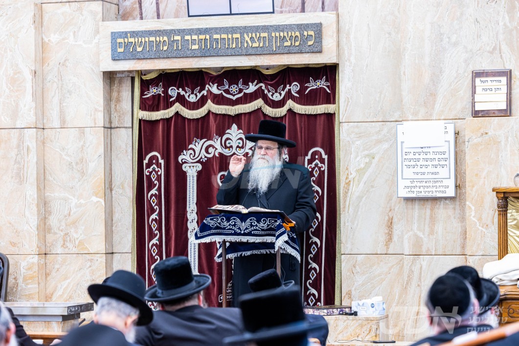 גאב"ד אנטווערפן ביים שיעור אין ביהמ"ד בעלזא אין בארא פארק