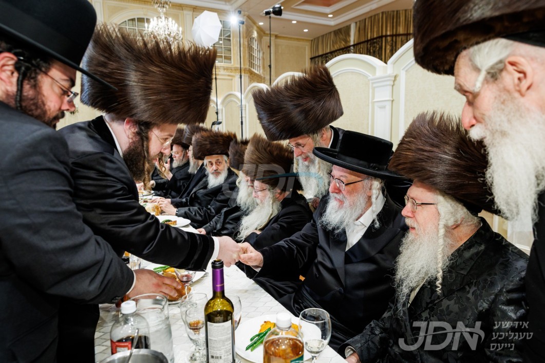 שמחת החתונה פון החתן בן הגה"צ רבי אברהם חיים האלבערשטאם בן האדמו"ר מצאנז סטראפקוב מיט הכלה בת הגה"צ אב"ד דזשיבוי