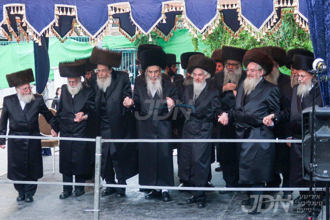 שמחת החתונה פונעם ערשטן אור אייניקל ביי האדמו"ר מאלכסנדר, און ערשטע אייניקל ביי חתנו האדמו"ר מלוצק