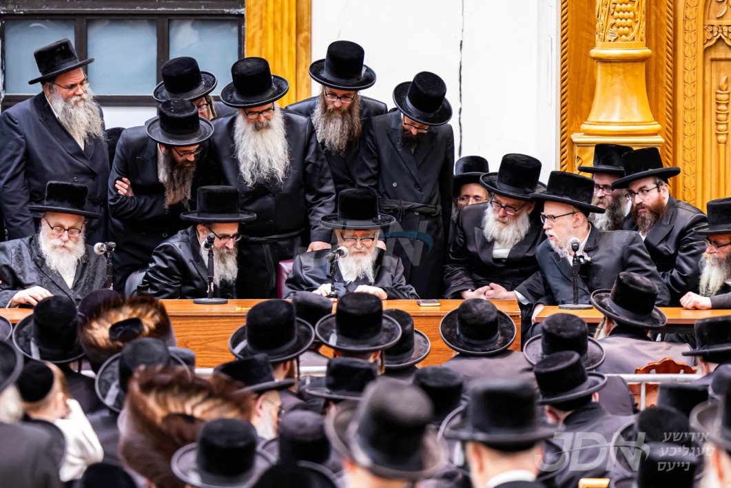 ניחום אבלים ביי האדמו"ר מסקווירא על פטירת אחותו הרבנית מראחמיסטריווקא ע"ה