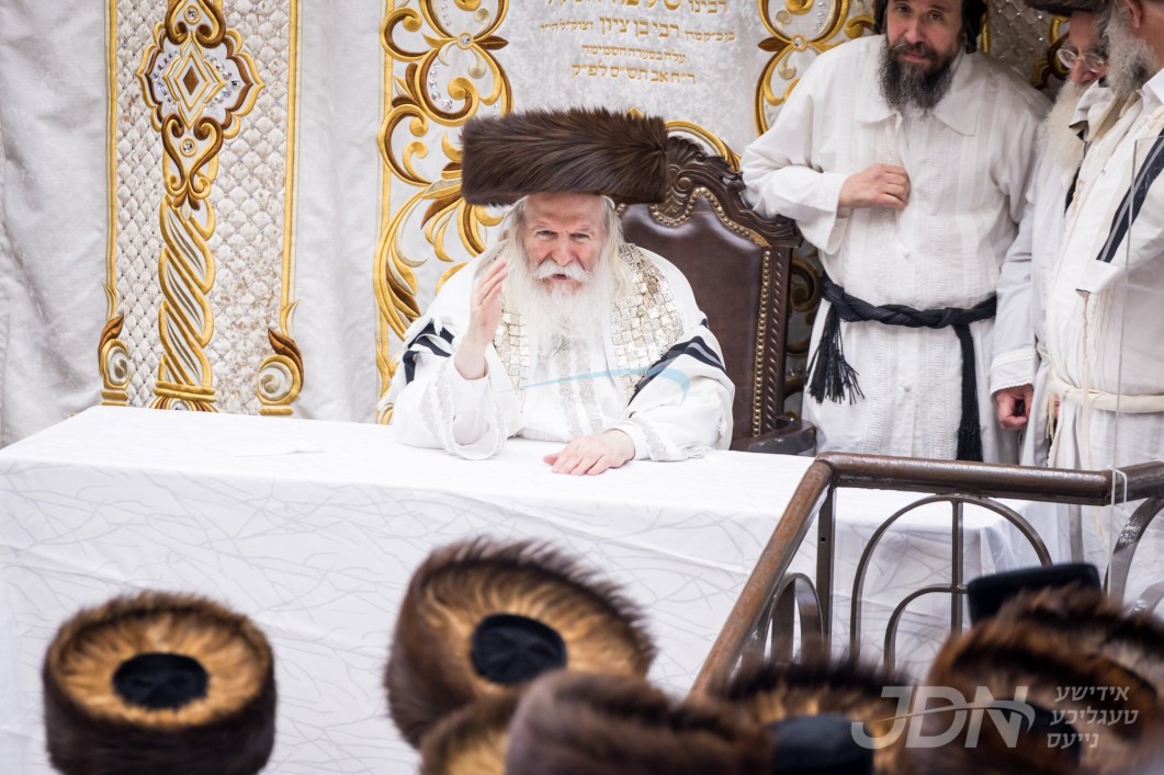 ערב און מוצאי יום כיפור אין חצר הקודש באבוב