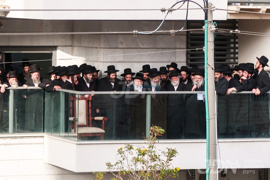 האדמו"ר מגור ביי די לוויה פון זיין שוועגערין מרת ווייץ ע"ה אין אשדוד