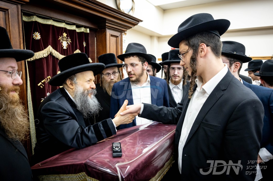 תלמידי ישיבת חב"ד אין מאסקאווע בראשות הגאון רבי בערל לאזאר הויפט רב פון רוסלאנד באזוכן ביי האדמו"ר מבאבוב-45