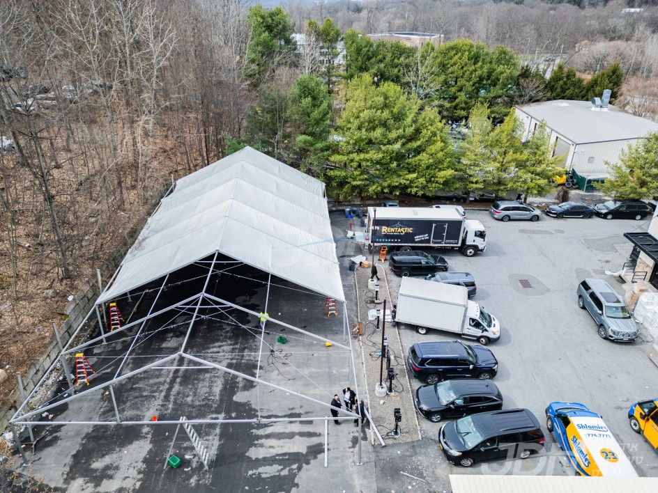 די בארימטע רענטעסטיק פארטי רענטאל פירמע ביים אויפשטעלן א ריזן שאטער אין די פארקינג לאט פון שלומיס סופערמארקעט אין קרית יואל