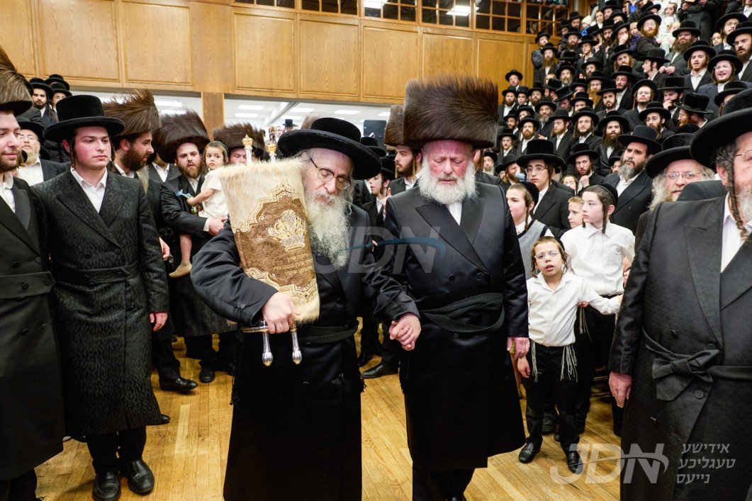 הכנסת ספר תורה צו ביהמ"ד הגדול צאנז קלויזענבורג אין בארא פארק נדבת הרבני הנגיד הרב מרדכי אהרן גאמבא