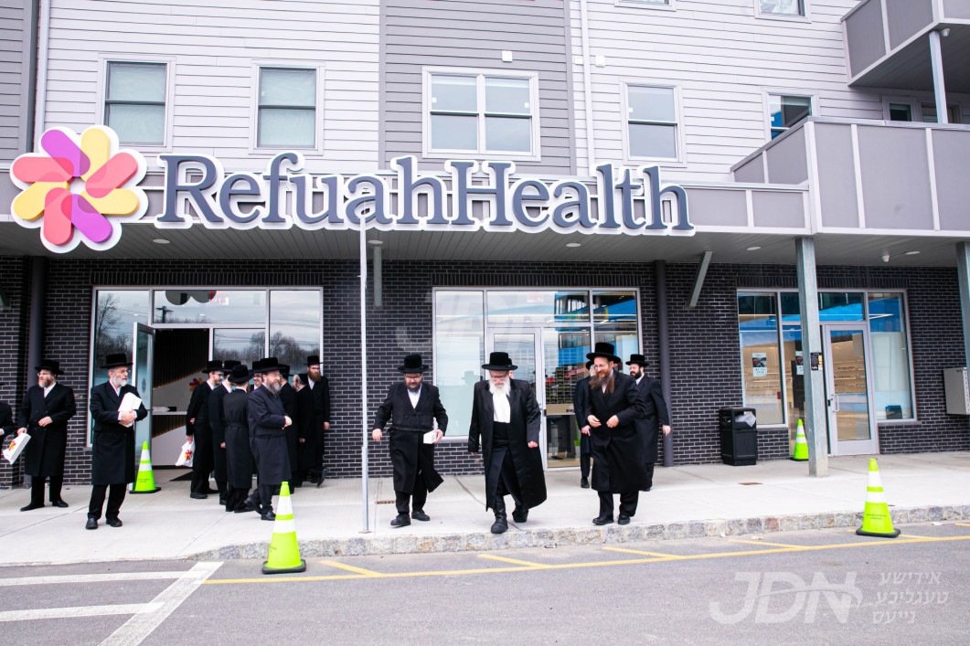 מעמד קביעת מזוזה ביי די שפאגל נייע רפואה העלט לאקאציע אויף רוט 59 אין מאנסי בהשתתפות הרה"צ ר' אהרן מענדל טווערסקי בן האדמו"ר מסקווירא