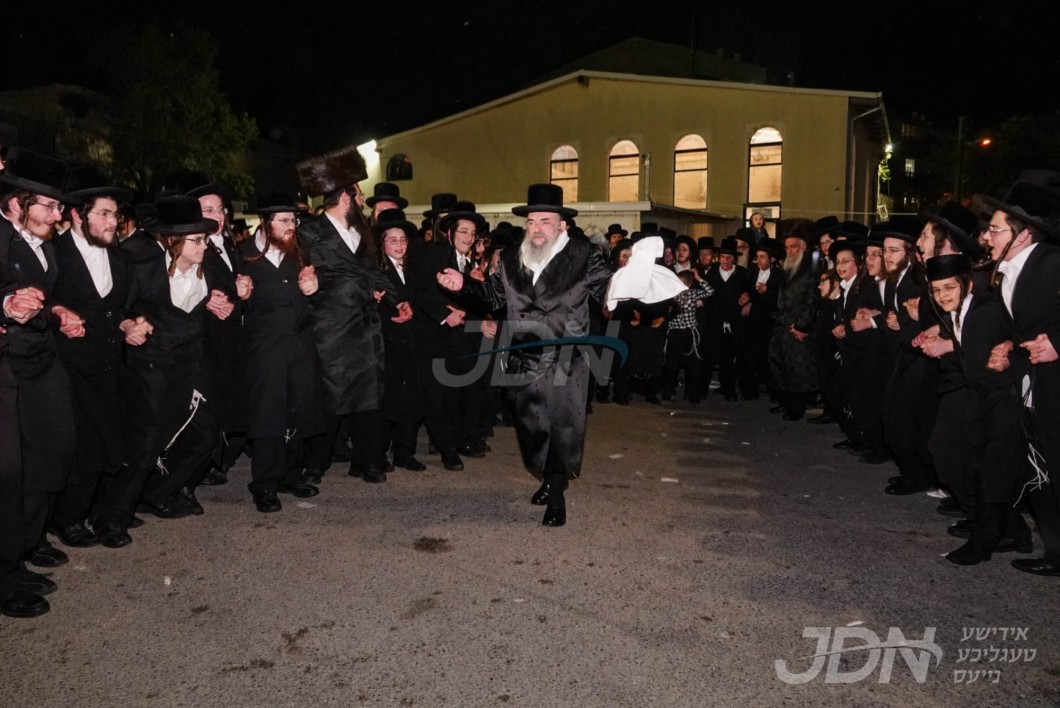 האדמו"ר מלעלוב ביים הדלקה ל"ג בעומר אין צפת