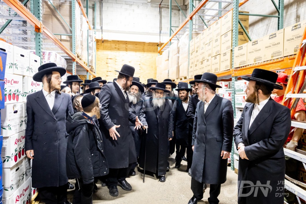 האדמו"ר מסאטמאר ביים קביעת מזוזה אין די נייע מטיב האולסעיל גראסערי אין וויליאמסבורג