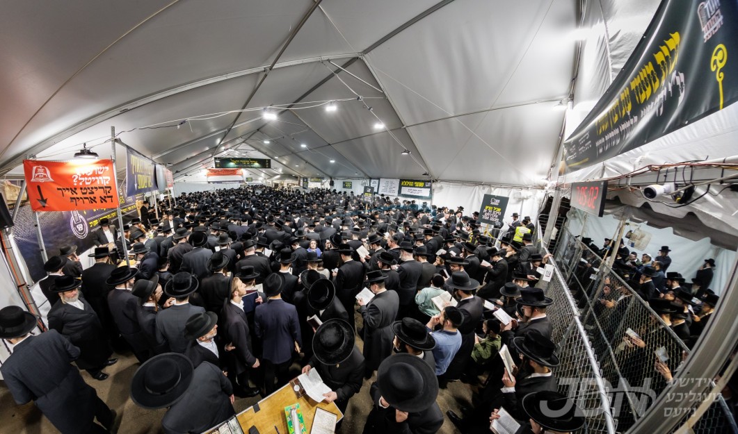 טויזענטער ביים ציון פון הרה''ק מריבניץ זי''ע אין מאנסי ביומא דהילולא אסרו חג סוכות
