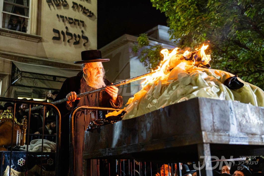 האדמו"ר מלעלוב ביים הדלקה ל"ג בעומר