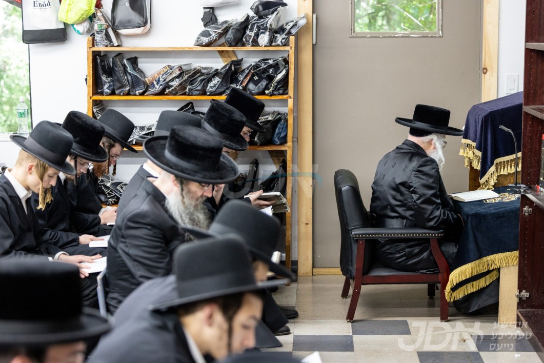 האדמו"ר מוויען ביי תיקון חצות אין מחנה מתיבתא נחלת יעקב וויען