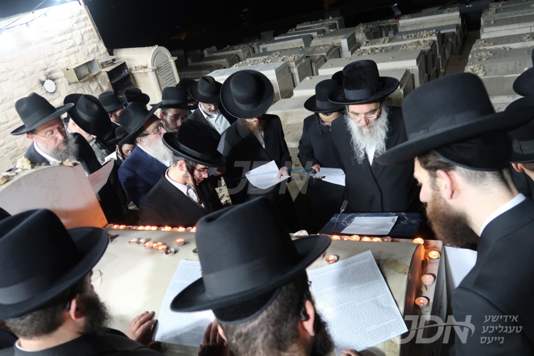 האדמו"ר מאשלג בני היכלא ביים עלי' לציון אביו כ"ק אדמו"ר בעל יסוד יוסף מאשלג זצ"ל