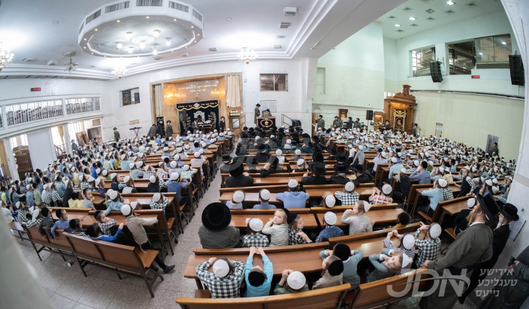 מעמד צאתכם לשלום פאר האדמו"ר מתולדות אהרן דורך די ילדי התלמוד תורה, איידערן אפרייזן קיין אונגארן אויף אפרוה