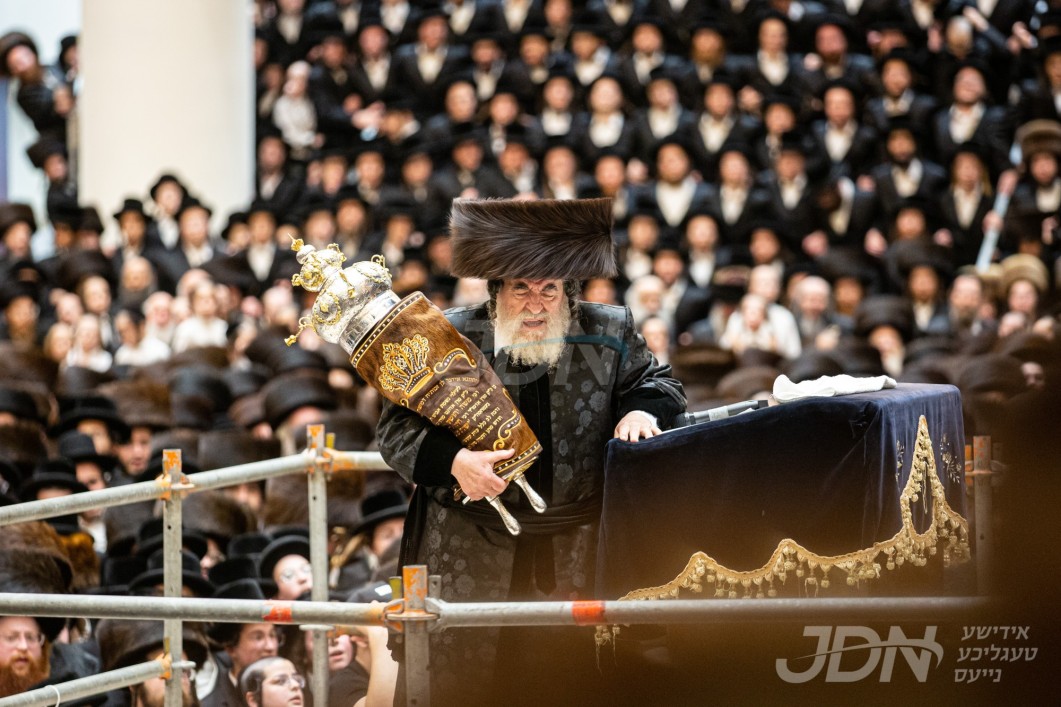 אלפי חסידי וויזניץ איבערראשט צום בעפארשטייענדן הכנסת ספר תורה דורך האדמו"ר מוויזניץ לרפו"ש