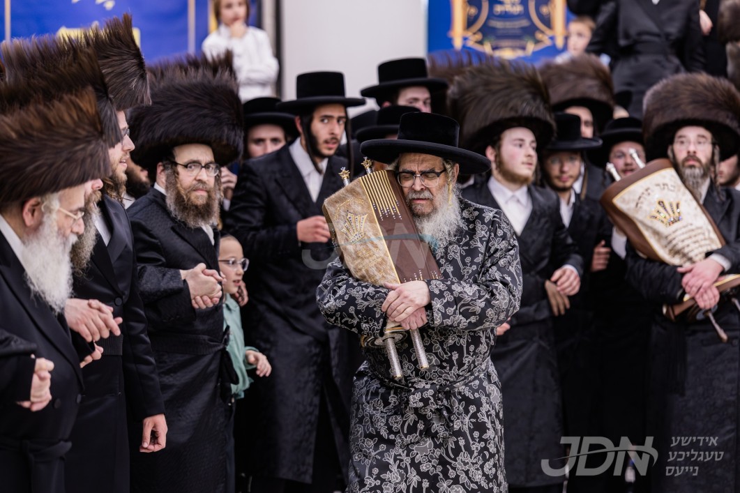 הכנסת ספר תורה צו מתיבתא קרית יואל - סניף ויואל משה דורך די תלמידי הישיבה לע"נ הב' יודא יאקאב ע"ה ממצוייני תלמידי הישיבה