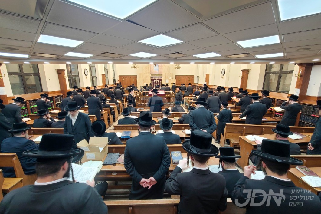 עצרת תפילה אין ביהמ"ד בעלזא 43 אין בארא פארק לרפואת האדמו"ר מבעלזא