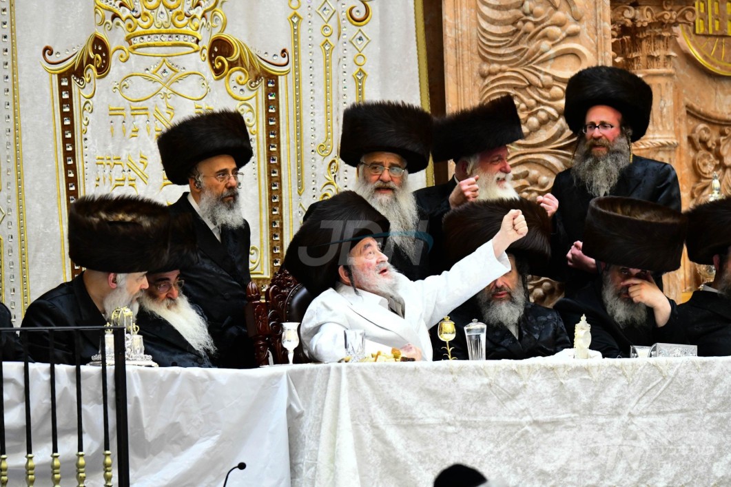 ערב און מוצאי ראש השנה אין חצר הקודש וויזניץ