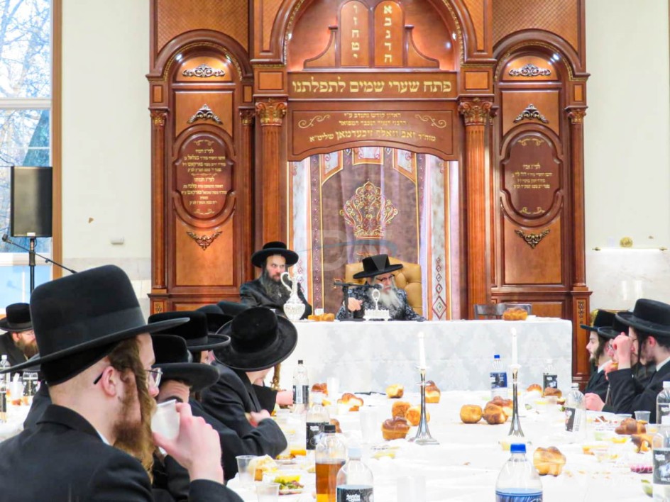 האדמו"ר מסאטמאר ביים שיעור סוגיא און סעודת ראש חודש אין מתיבתא תורה ויראה ד'סאטמאר אין מאנסי