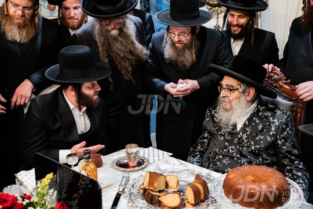 האדמו"ר מסאטאר ביים חתימת שטרות מיט הנגיד ר' שלמה פעדער פארן זכות פון די נייע תקנות חתונה זאל אין בנין בית רחל החדש בנין קליין אין קרית יואל