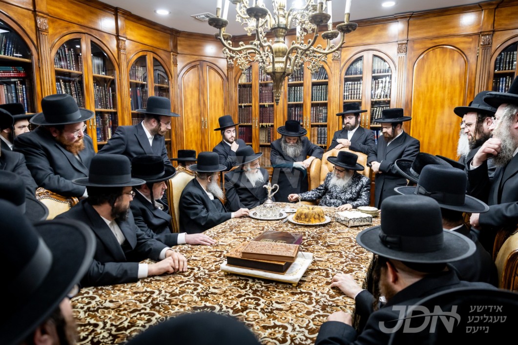 מסיבת לחיים בביתו נאוה קודש פון האדמו"ר מסאטמאר לכבוד הרבני הנגיד ר' ליפא פריעדמאן הי"ו וועלכע האט מנדב געווען 3.5 מיליאן דאלער לטובת מוסדות סאטמאר אין קרית יואל