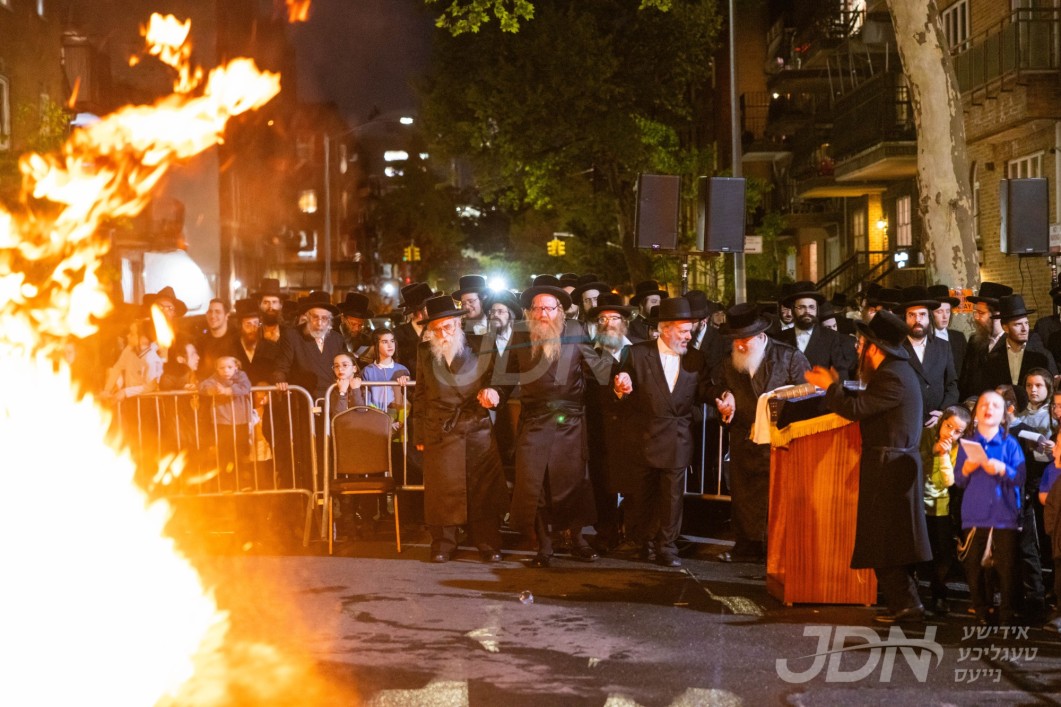האדמו,"ר מדזיקוב וויזניץ ביים הדלקה ל"ג בעומר