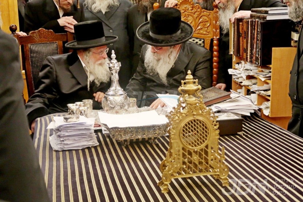האדמו"ר מנדבורנה ירושלים באזוכט ביי אחיו האדמו"ר מנדבורנה