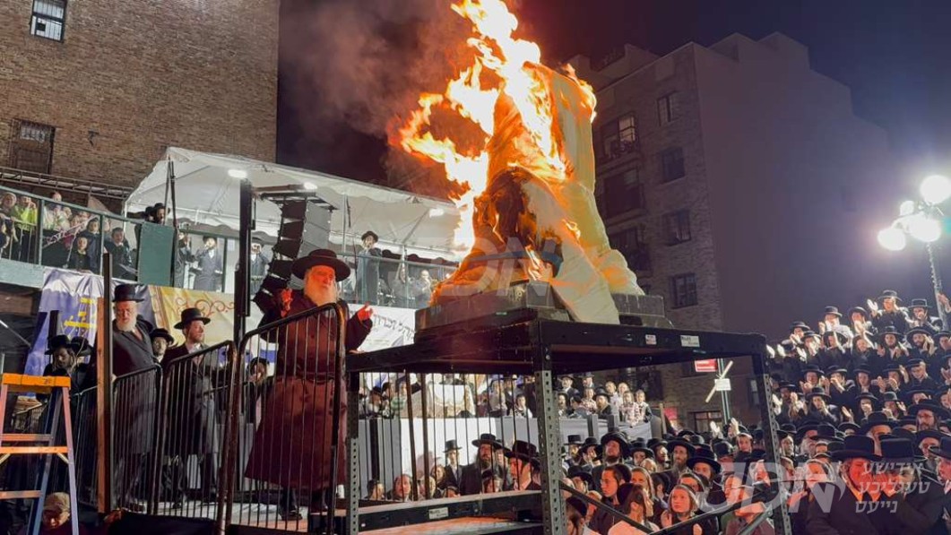 ווידעא: האדמו"ר מקראלי ביים הדלקה ל"ג בעומר