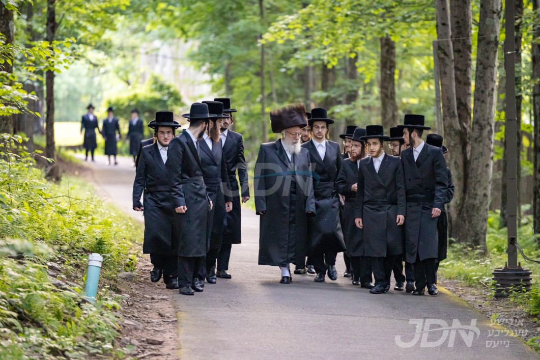 האדמו"ר מוויען אין מחנה מתיבתא נחלת יעקב וויען
