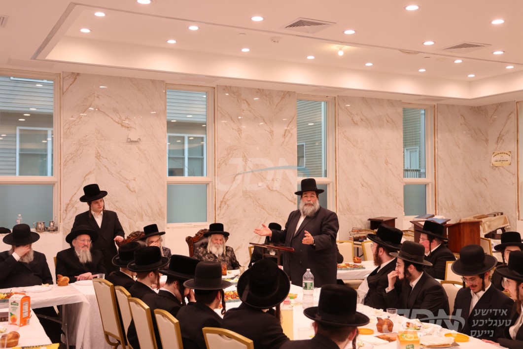 הרה"ח ר' נפתלי הערש צאהלער הי"ו טרעט אויף ביי א סעודת ראש חודש אין ישיבת עטרת צבי אין לעיקוואד, בנשיאות האדמו"ר מקאסאן