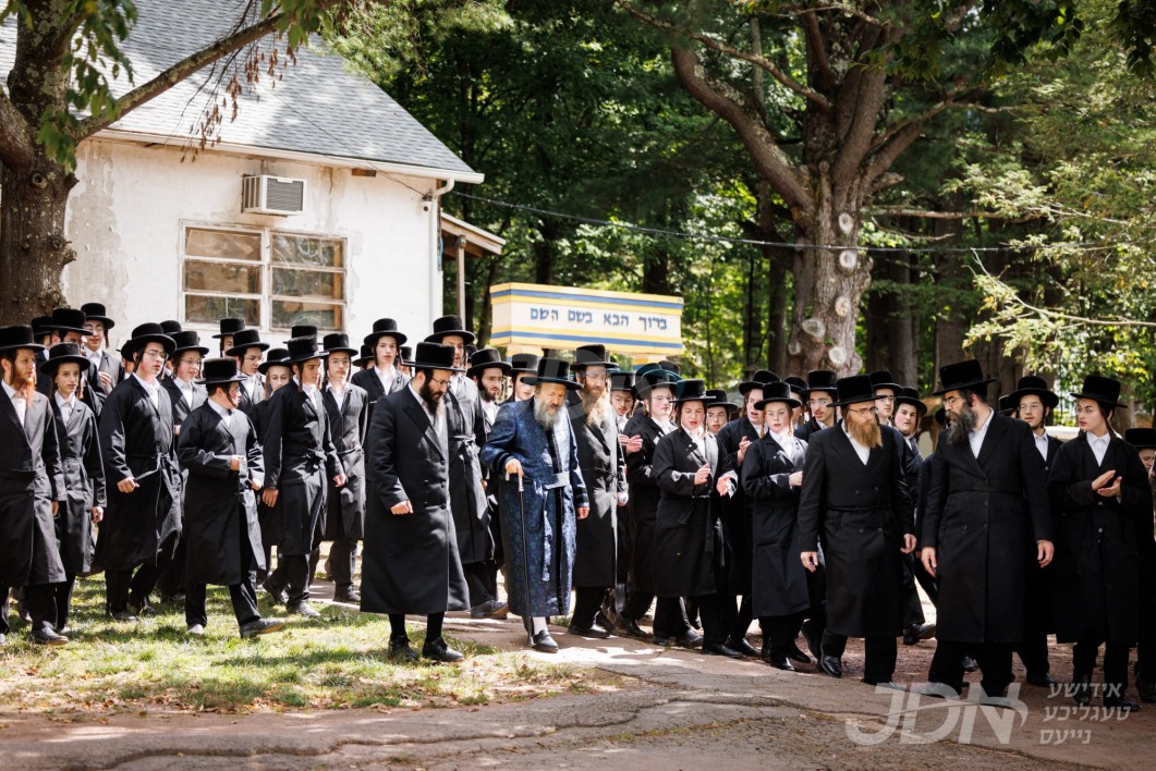האדמו"ר מבאבוב-45 באזוכט אין מחנה ישיבה קטנה ד'באבוב-45 סניף קדושת שלמה