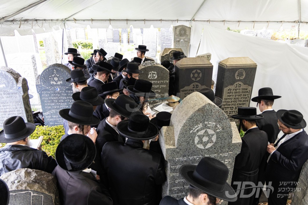 טויזענטער אידן זענען מתפלל ביים ציון הרה"ק רבי אליעזר חיים מיאמפאלע זי"ע לרגל די יארצייט