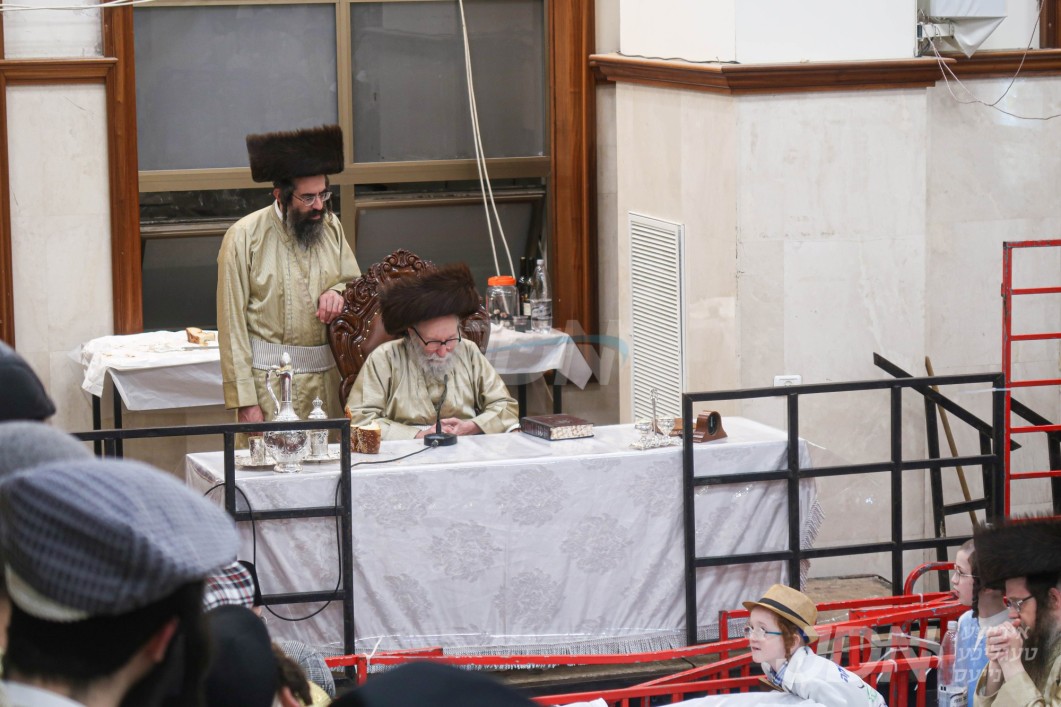 פורים אין חצר הקודש קהל חסידי ירושלים