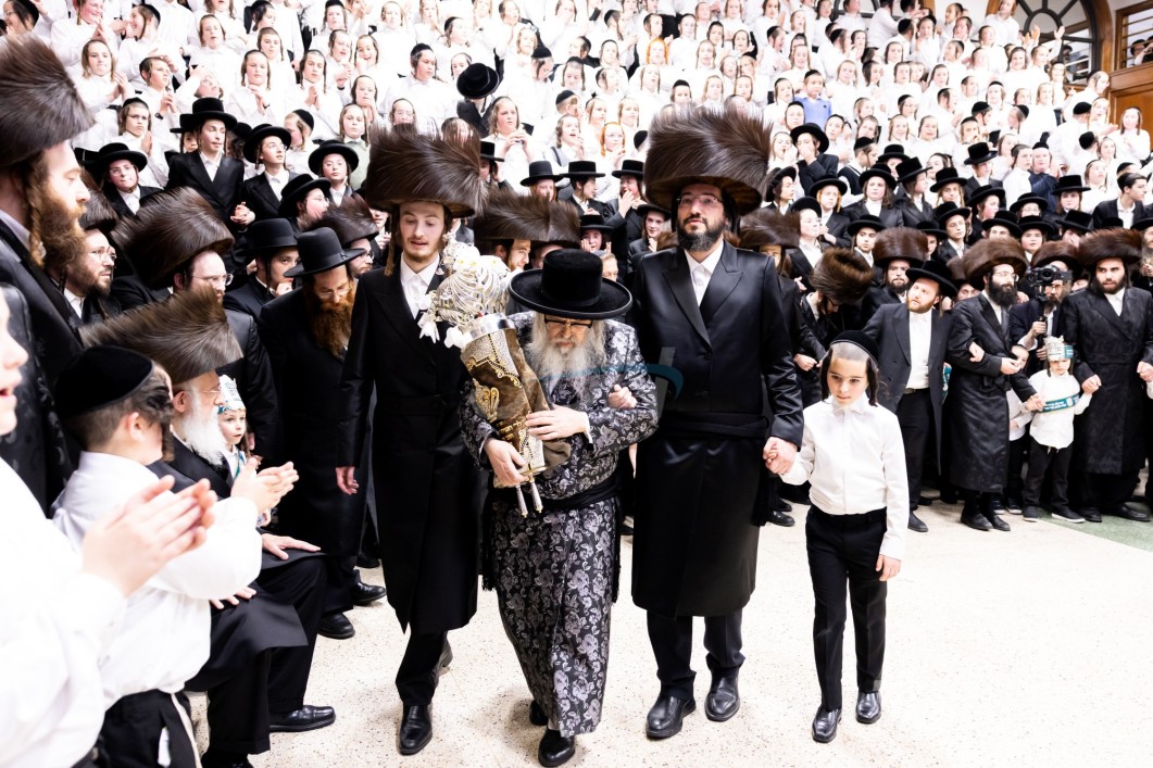 הכנסת ספר תורה דורך הנגיד ר' ליפא פריעדמאן צו תלמוד תורה סאטמאר בנין ליפא פריעדמאן אין בארא פארק