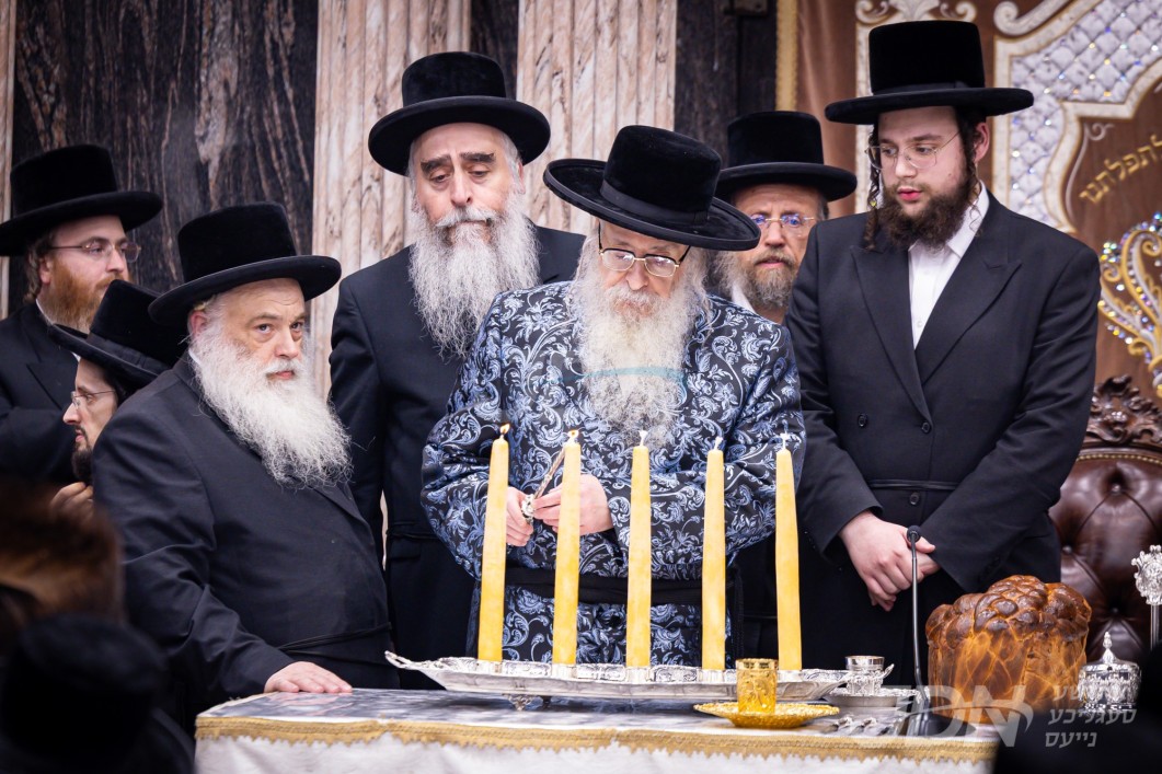 האדמו"ר מצאנז קלויזענבורג ביים טיש ל"ג בעומר