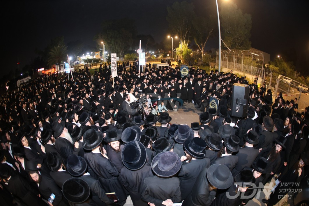 אלפי חסידי צאנז וועלן זיך פאראייניגן אויף א גרויסע עצרת מחאה אדירה, צו גיין צופיס פון נתניה ביז די מיליטערישע טורמע