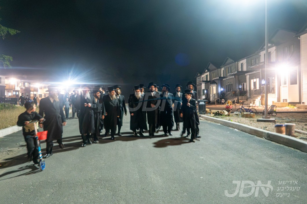 האדמו"ר מראחמיסטריווקא באזוכט אין קרית סקווירא