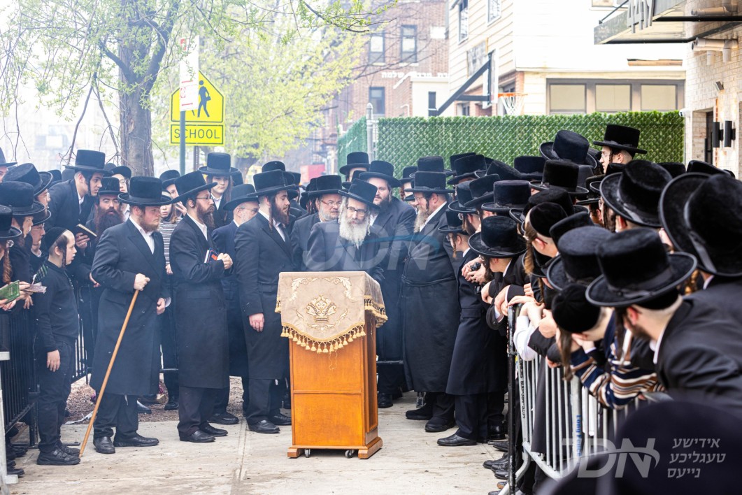 פסח אין חצר הקודש ראחמיסטריווקא