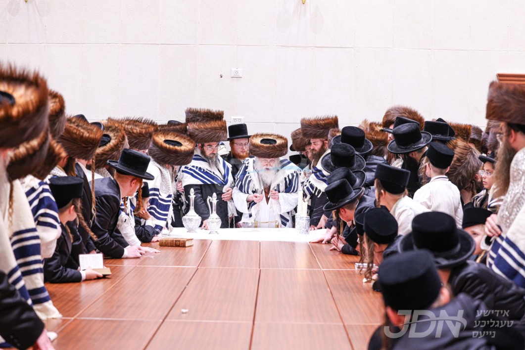 ערב און מוצאי יום כיפור אין חצר הקודש מחנובקה בעלזא