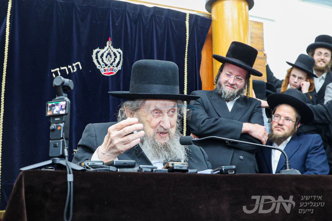 הגאון רבי דוב לאנדא ר"י סלבודקה ביים שיעור אין ישיבת טשעבין אין ירושלים