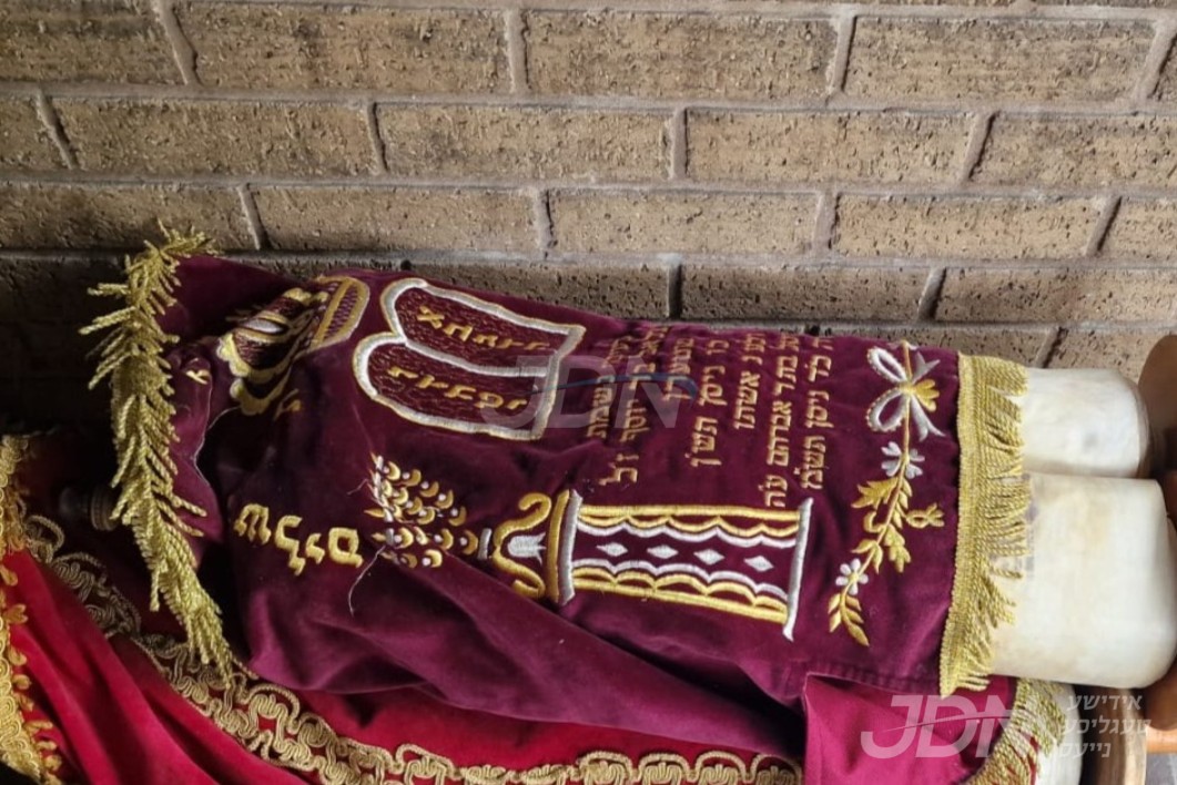 צוויי ספרי תורה אפגעפונען ביי א קירכע, נאכן גערויבט ווערן פון א שוהל אין מאנטשעסטער עטליכע חדשים צוריק