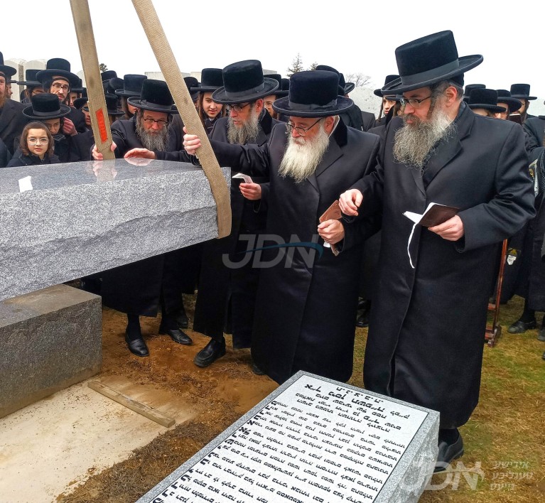 מעמד הקמת מצבה פון כ"ק גאב"ד פאלטישאן זצ"ל