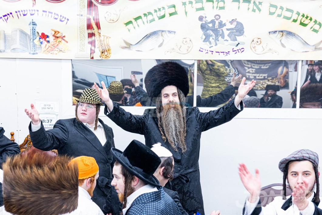 פורים אין חצר הקודש אמשינאוו ארה"ב