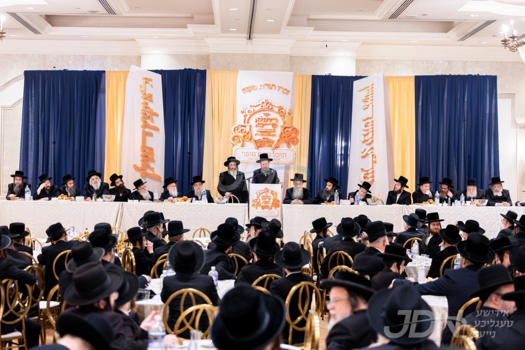 טויזענטער ביי ערשטמאליגע "מעמד הילולא" אסרו חג סוכות אור ליומא דהילולא פון רשכבה"ג החתם סופר זי"ע אינאיינעם מיט ריזיגער יריד ספרי החתם סופר