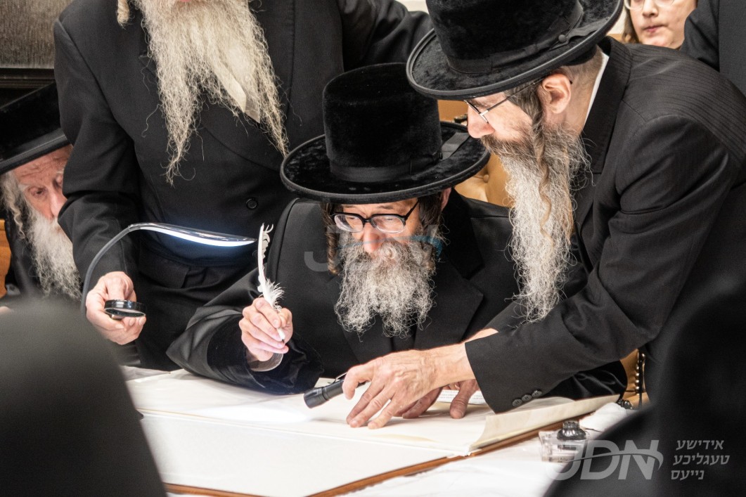 גרויסארטיגע מעמד הכנסת ספר תורה וועט פארקומען דעם חול המועד סוכות בחצר הקודש סקולען